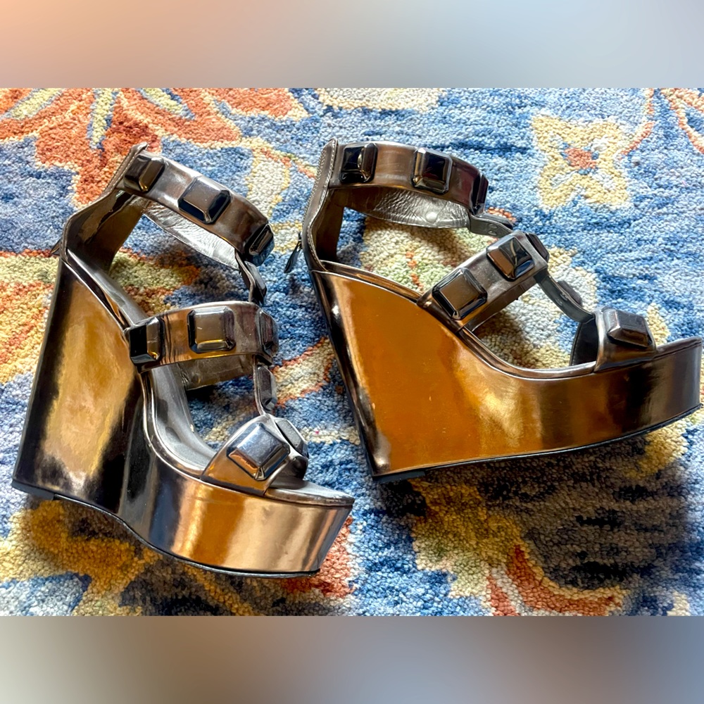 Pour La Victoire metallic wedges